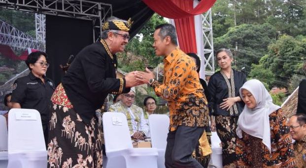 (Wamendikdasmen) Fajar Riza Ul Haq tiba di Cagar Budaya Nasional Gedung Paseban Tri Panca Tunggal yang menjadi salah satu pusat kebudayaan di Cigugur, Kuningan, Jawa Barat pada Kamis (19/06/2025).
