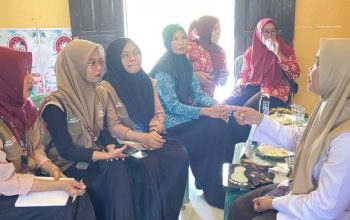 Mahasiswa KKN Universitas Nurul Huda Dukung Monitoring Layanan Kesehatan Primer Desa Kota Mulya