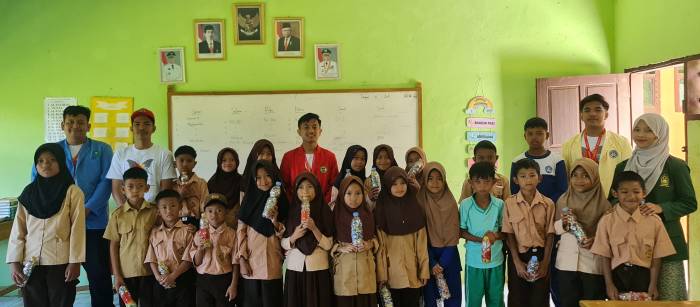 Kegiatan bertajuk “ECObreak: Aksi Kecil, Dampak Besar” dieglar mahasiswa Kuliah Kerja Nyata (KKN) Kabangsaan ke-XVIII tahun 2025 di SDN 11 Padangtangaraya.