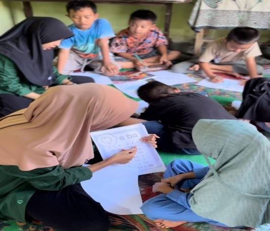 Anak-anak tingkat SD di Desa Margodadi belajar membaca dan menulis dengan cara yang menyenangkan metode belajar interaktif melalui game edukatif dan komik. Foto: Tim PKM