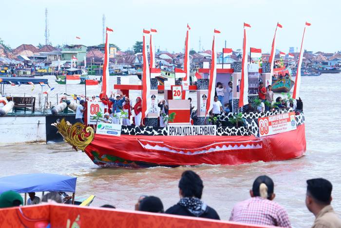 Festival Perahu Bidar Tradisional digelar di Sungai Musi depan pelataran Benteng Kuto Besak (BKB) Minggu sore (17/8/2025) menyedot perhatian masyarakat.