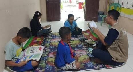 Mahasiswa KKN 03 Universitas Nurul Huda Gelar Bimbel Membaca Sore di Desa Taraman Jaya