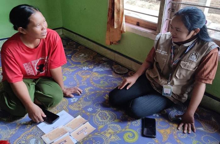 Pendampingan serta penyerahan desain logo produk keripik Ibu Marlina oleh Mahasiswa KKN 21 Desa Burnai Mulya sebagai bagian dari program Branding UMKM Naik Kelas. dok: pdd kkn unuha.