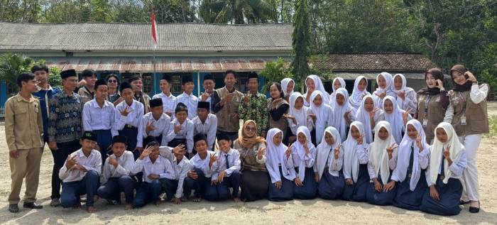 Edukasi Bijak Bermedia Digital, Mahasiswa KKN UNUHA Gelar Sosialisasi di MTs Hidayatullah