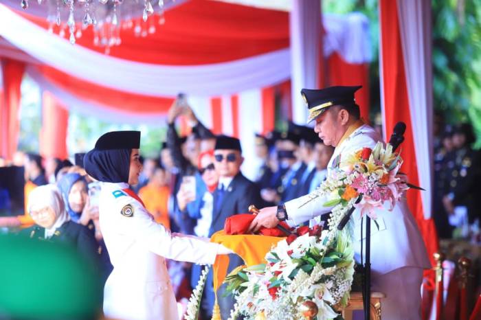 Gubernur Sumatera Selatan (Sumsel) Dr. H. Herman Deru, MM bertindak sebagai Inspektur Upacara