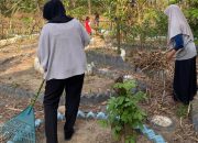Mahasiswa KKN Ajak Warga Desa Karya Bakti Wujudkan Kebun Keluarga Sehat