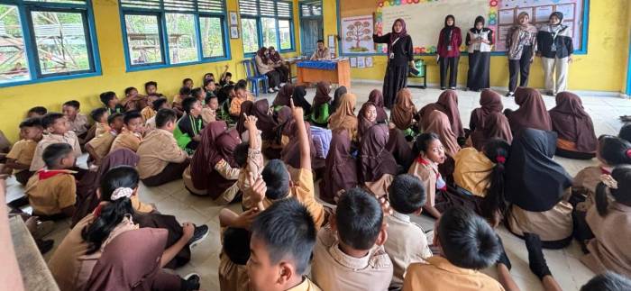 Mahasiswa Kelompok 27 Kuliah Kerja Nyata (KKN) Universitas Nurul Huda (UNUHA) melaksanakan kegiatan Sosialisasi Sampah.