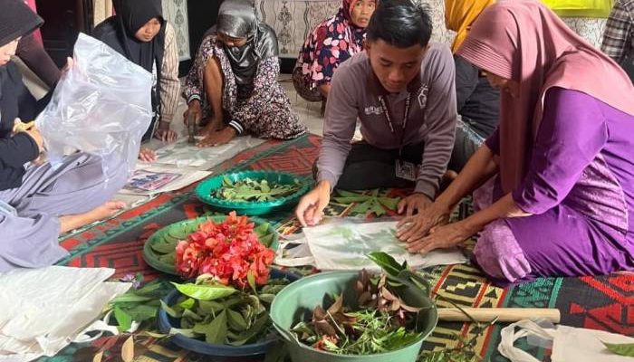 Manfaatkan Bahan Alami untuk Pewarna Kain, Mahasiswa UNUHA Munculkan Kreativitas dalam Teknik Ecoprint