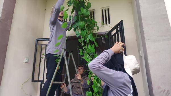 Mahasiswa KKN UNUHA Bersama Perangkat Desa Taraman Jaya Rawat Tanaman Toga di Poskodes