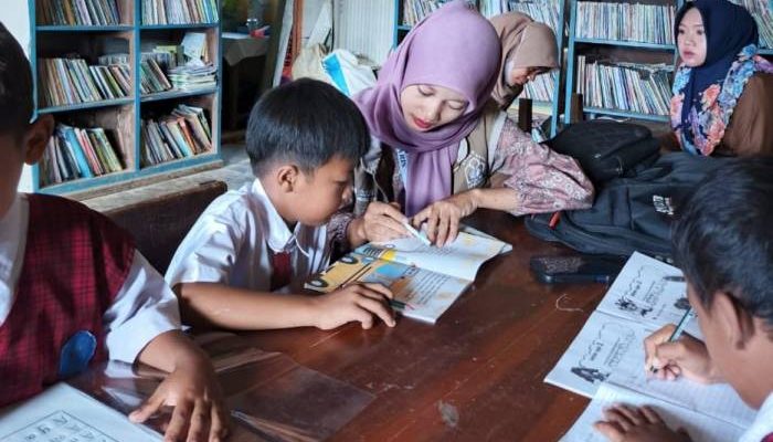 Mahasiswa KKN UNUHA Gelar Bimbel Baca Tulis dan Public Speaking di SDN Bawang Tikar