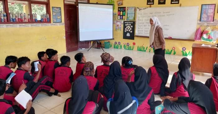 Mahaisswa kelompok KKN 37 Wanamakmur Universitas Nurul Huda menggelar program sekolah toleransi di SMPN 02 Nirwana. Foto: Mahasiswa