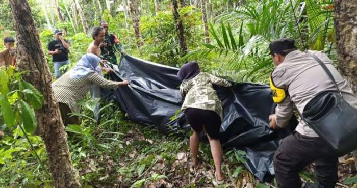 Penemuan mayat seorang pria dì area kebun karet pada Senin (15/9/2025) sore.