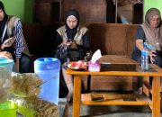 UMKM Kerupuk Rambak Jari Denok Berkah Naik Kelas, Mahasiswa KKN UNUHA Dampingi Pemasaran Online