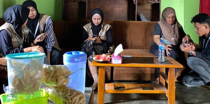 UMKM Kerupuk Rambak Jari Denok Berkah Naik Kelas, Mahasiswa KKN UNUHA Dampingi Pemasaran Online