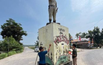 Gotong Royong, Warga-Mahasiswa KKN UNUHA Hadirkan Tugu Tulung Harapan Lebih Indah