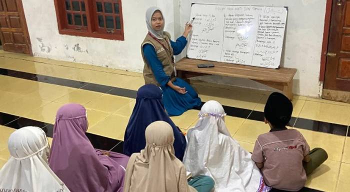 Mahasiswa KKN UNUHA memberikan pembelajaran baca tulis al-Qur'an kepada anak-anak.