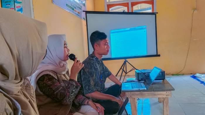 Pelatihan Cara Mudah Membuat Toko di Shopee oleh Mahasiswa KKN Universitas Nurul Huda di Balai Desa