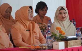 Ketua Tim Penggerak PKK sekaligus Dewan Penasehat DWP OKU Timur dr. Sheila Noberta, Sp.A., M.Kes hadir dalam acara Pertemuan Rutin Bulanan Dharma Wanita Persatuan OKU Timur.