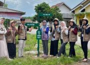 Mahasiswa KKN UNUHA Pasang Papan Petunjuk Arah Desa Tulung Harapan