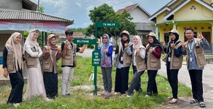 Mahasiswa KKN UNUHA Pasang Papan Petunjuk Arah Desa Tulung Harapan