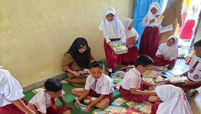 Revitalisasi Perpustakaan dan Penguatan Literasi Siswa Melalui Bimbingan Belajar Bahasa Inggris dan Matematika Kelas 4 di SDN 01 Karang Menjangan