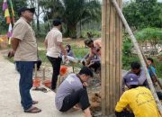 Mahasiswa KKN Bersama Warga Bangun Gapura Bambu, Jadi Ikon Baru Desa Bawang Tikar
