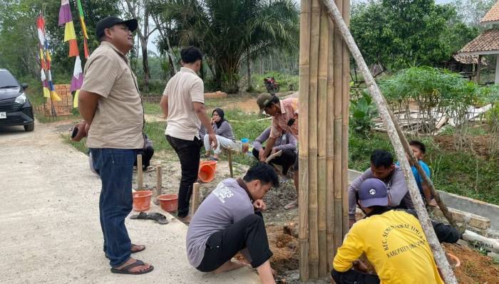 Mahasiswa KKN Bersama Warga Bangun Gapura Bambu, Jadi Ikon Baru Desa Bawang Tikar