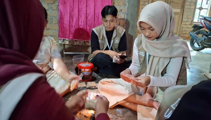 Mahasiswa KKN UNUHA Terlibat Langsung dalam Produksi Tempe Bersama UMKM Desa Bawang Tikar