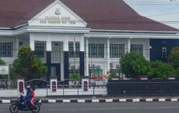 Kejaksaan Negeri (Kejari) OKU Timur resmi menetapkan dua tersangka kasus dugaan tindak pidana korupsi pengelolaan dana hibah