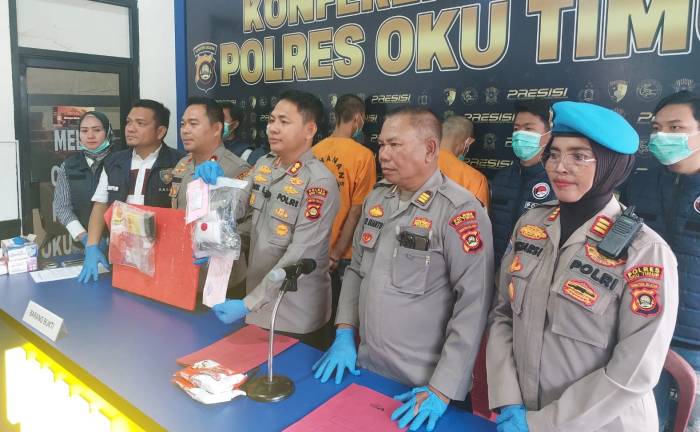 PRESS RELEASE : Satres Narkoba Polres OKU Timur, Polda Sumsel ungkap Kasus Narkoba satu kilogram atau 1.062 gram di Kecamatan Buay Madang Timur, Kabupaten OKU Timur. Foto: ist/okutpos
