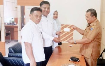 Aliansi Honorer Non Database BKN Gagal CPNS Kabupaten OKU Timur menyampaikan data dan diskusi bersama Sekretaris BKPSDM Kabupaten OKU Timur, Risman Sukri. Foto: ist