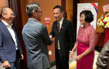 Kepala Perwakilan Kantor Ekonomi dan Perdagangan Taipei (TETO) untuk Indonesia, Bruce Hung (tengah), saat menerima para tamu undangan pada Perayaan Hari Nasional ke-114 Taiwan di Jakarta, Selasa (7/10) malam (Foto: ASS/SP)