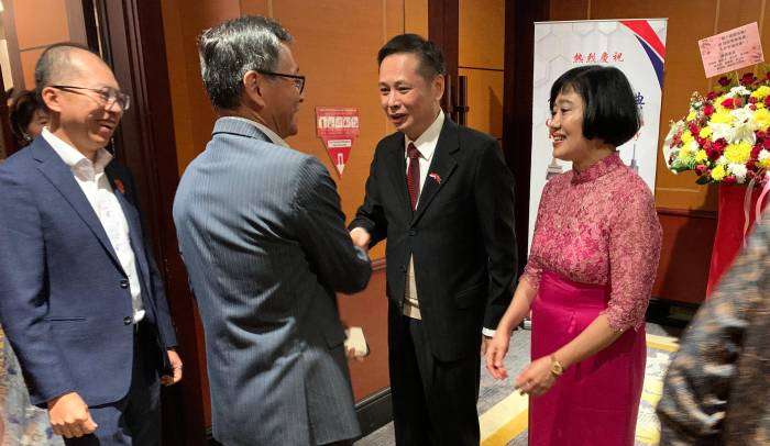 Kepala Perwakilan Kantor Ekonomi dan Perdagangan Taipei (TETO) untuk Indonesia, Bruce Hung (tengah), saat menerima para tamu undangan pada Perayaan Hari Nasional ke-114 Taiwan di Jakarta, Selasa (7/10) malam (Foto: ASS/SP)