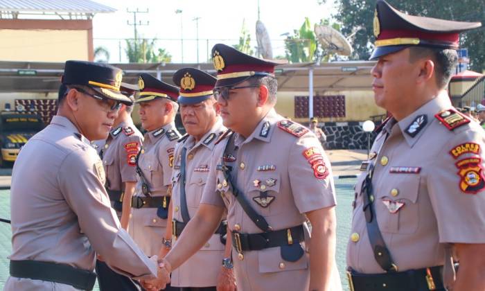 Foto: HMS - Kapolres Ogan OKU Timur, AKBP Adik Listiyono, S.I.K, M.H saat memimpin upacara sertijab di Lapangan Apel Satya Haprabu, Jumat 1 Mei 2026-